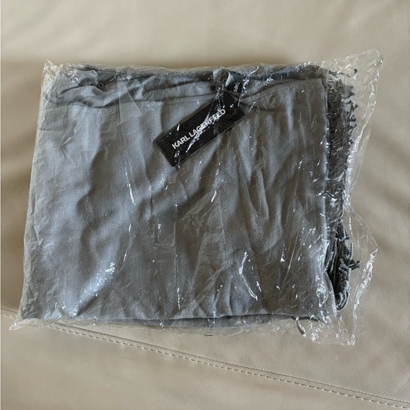 NWT Karl Lagerfeld Gray Shawl - Picture 4 of 5
